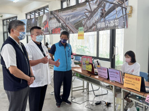 台中市衛生局長曾梓展(左一)巡視文心森林公園外展站疫苗施打情形。