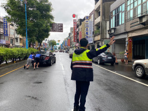 大雨導致車突拋錨，楊梅警救援速排除。​