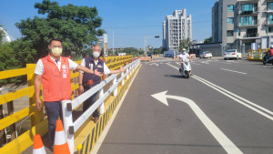 市議員參選人楊大鋐反映地方民意，牛埔橋今通車，希望留下便橋，紓解中清路車潮。