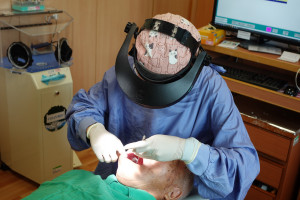 臺中慈濟醫院牙科醫林冠佩為病人的全口假牙印製初模。