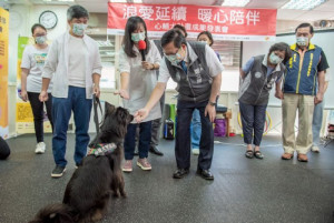 鄭市長表示，心輔犬與自閉症學員互動、遊戲，是非常溫暖的治療方式。