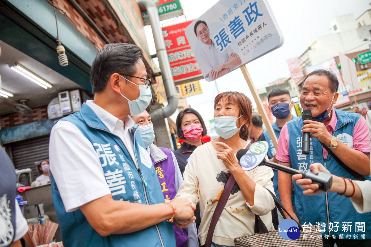 國民黨桃園市長參選人張善政在同安黃昏市場掃街拜票受到攤商及民眾熱烈歡迎。