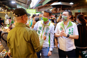 鄭運鵬「勇者鵬分身」現身南崁市場，由新北市立委張宏陸、議員李坤城到南崁市場掃街拜票，兩人齊聲替鄭運鵬拉票。