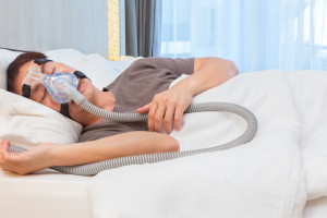 陽壓呼吸器被視為治療睡眠呼吸中止症的第一線治療，然而許多患者反應不能適應陽壓呼吸器帶來的睡眠改變，醫師建議透過正顎手術治療改善睡眠呼吸中止情況。
