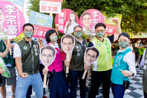 鄭運鵬遠端祭出「勇者鵬分身之術」，召喚蘇巧慧、賴瑞隆掃街拉票。