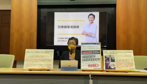 時代力量立法委員陳椒華27日召開記者會，表明她全權負責在立法院質詢所言，也歡迎鏡電視馬上提告。（圖／翻攝自立法委員陳椒華Facebook直播）