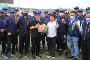 台中成棒隊備戰2022爆米花棒球聯盟賽，市長盧秀燕致贈水果禮盒，祝福強棒出擊！
