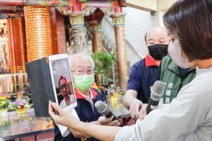 邱議瑩化身勇者替身掃街拜票，與鄭運鵬視訊連線加油打氣。