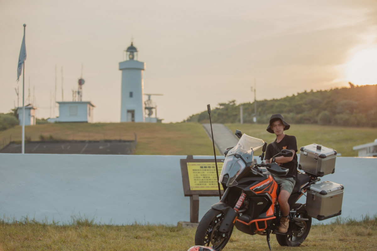 騎著KTM 1290 SuperAdventure S登上蘭嶼燈塔與趕上與夕陽合照的一刻。（圖／Loot2魯特 授權）
