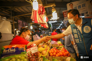 中國國民黨籍桃園市長候選人張善政（右）（圖／資料照片，圖源：張善政Facebook）