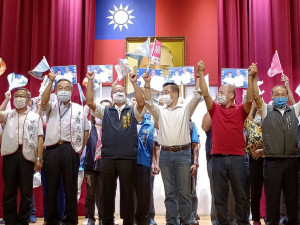 台中市長盧秀燕與議長張清照舉辦首場問政說明會，近千名支持群眾力挺連任。