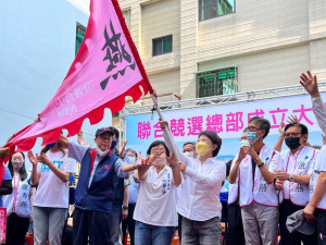 台中市長盧秀燕趕赴豐原區參與台中市議員張瀞分聯合競選總部成立。