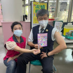 台中市衛生局長曾梓展視察流感疫苗施打情形，並率先秀出手臂接種。