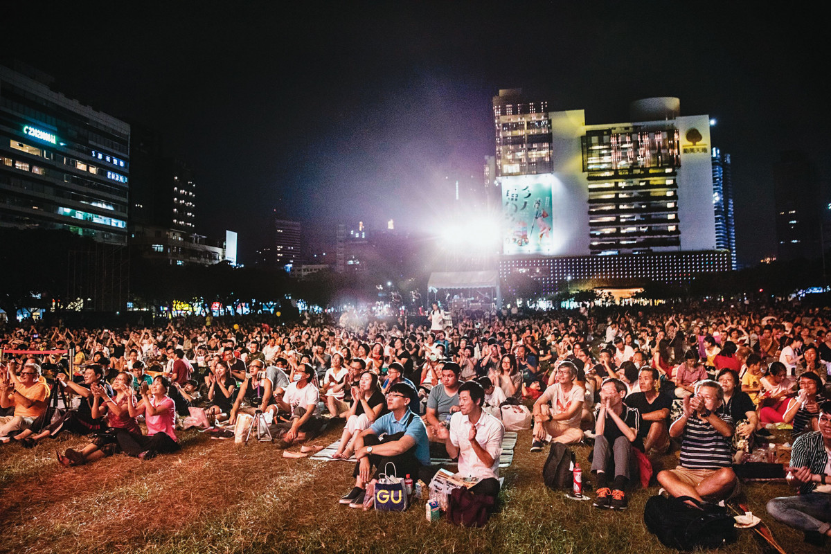 「台中爵士音樂節」參與民眾在草地上席地而坐，盡情享受爵士音樂。(資料照片)