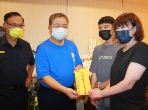 新北市議長蔣根煌今(4)日前往三重分局大同派出所殉職員警蘇文明靈前弔唁，同時致贈家屬十萬元慰問金