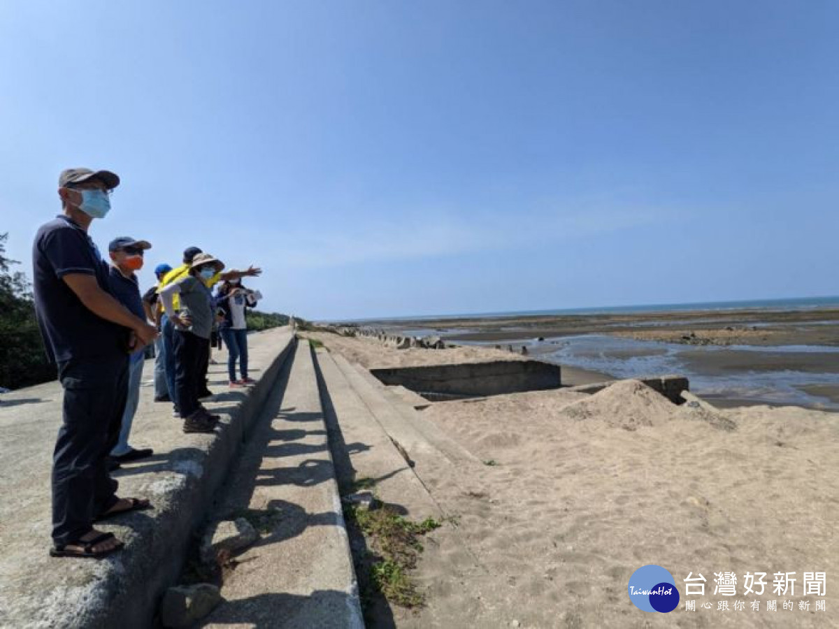 第二屆桃園市海岸管理委員會至許厝港濕地、草漯沙丘、觀新藻礁、新屋石滬等4個生態亮點實地參訪。<br />
