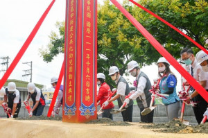 鄭市長等人共同進行動土儀式。