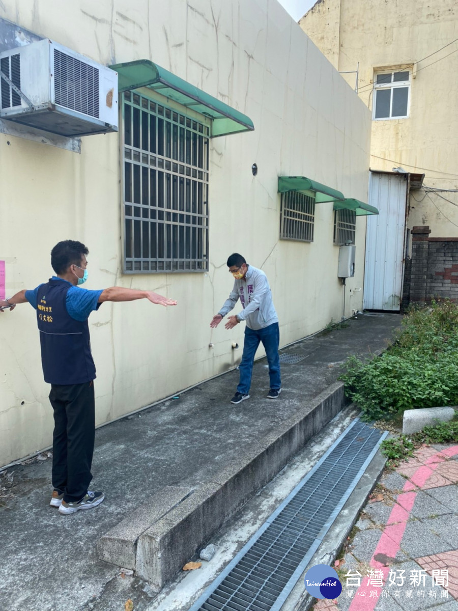 台中市議員周永鴻與神岡區豐洲里里長王文松討論神岡豐洲國小YouBike設站車身長度。