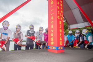 市長與貴賓一同進行動土儀式。