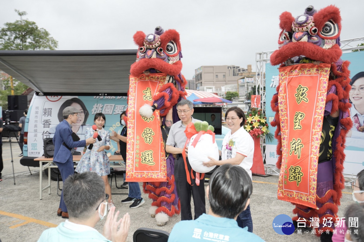 台灣民眾黨桃園市長候選人賴香伶競選行動辦公室「桃園快衝車」清廉號，在黨主席柯文哲開箱下啟動。<br />
