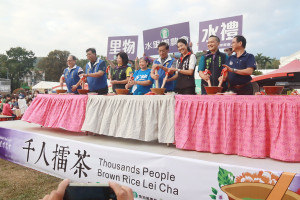 許立委林縣長與來賓示範研磨擂茶。（記者扶小萍攝）