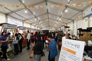 雖非假日巧咖好物街仍擠滿人潮。（縣府提供）