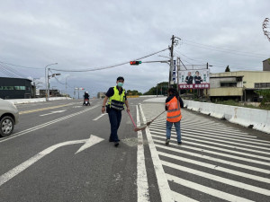 塑膠原料顆粒散落路面，大園警迅速排除維護交通安全。