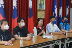 許淑華出面說明逢甲大學已公布其論文屬原創。（記者扶小萍攝）