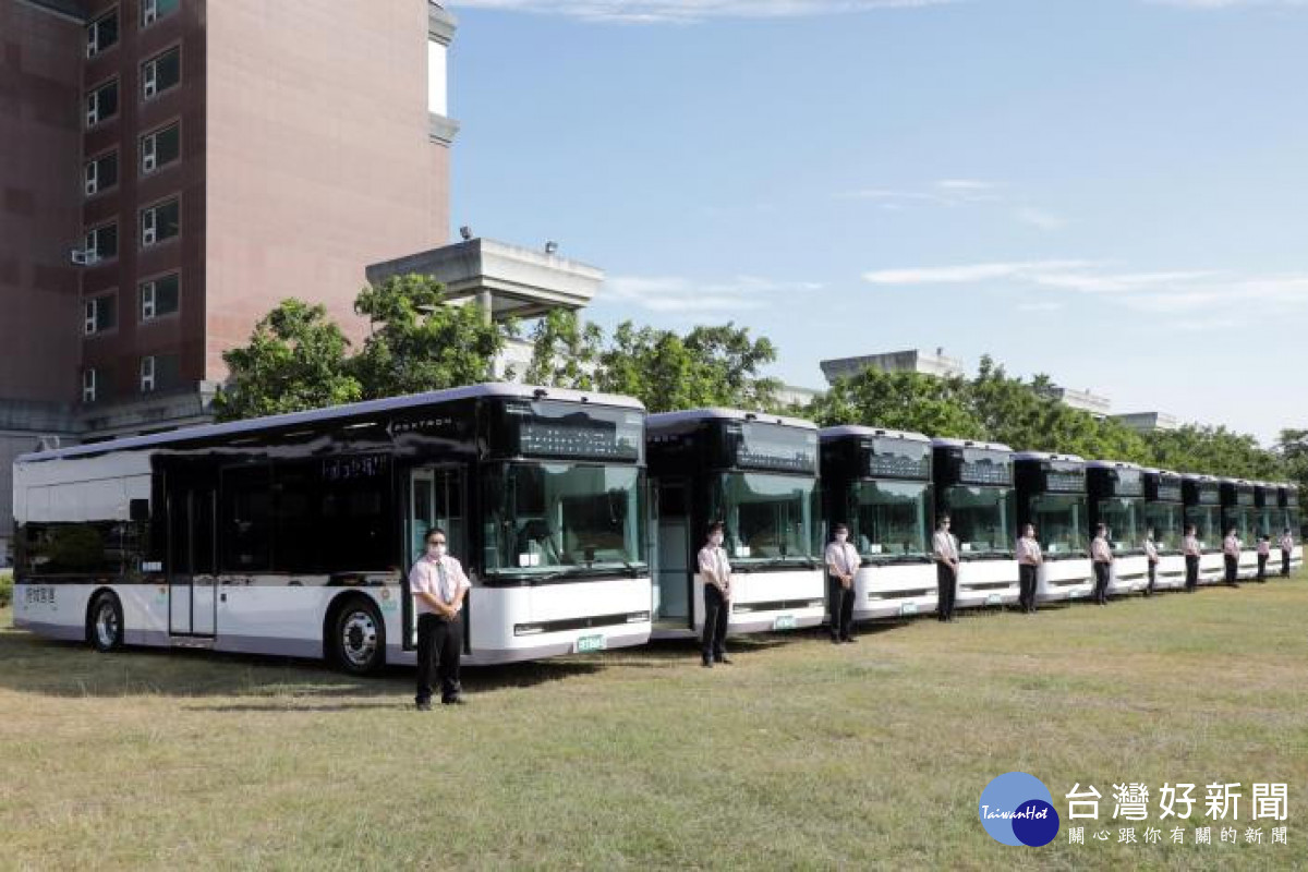 鴻海電動巴士首批15輛交車南市府　將配置於6、11、15路線