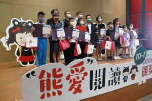 洪秘書長為閱讀高手縣長獎頒獎。（記者扶小萍攝）