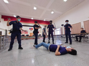 員警演練使用「月牙棒阻行器」壓制暴徒／警方提供
