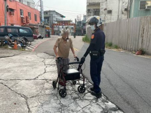 警協助老婦人。林重鎣