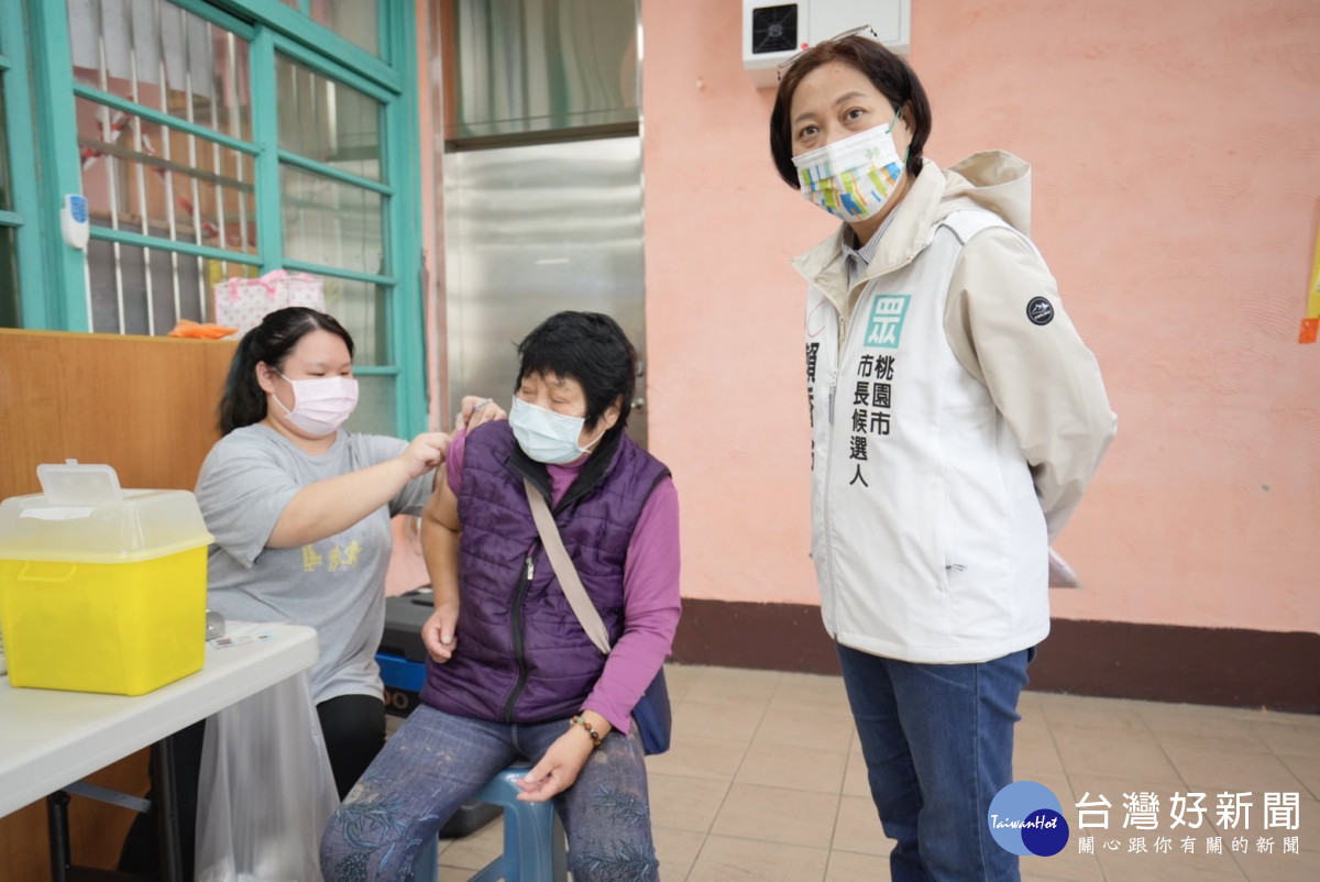 台灣民眾黨桃園市長候選人賴香伶到福林里看長輩公費流感疫苗施打，並呼籲長輩們抽空來打。