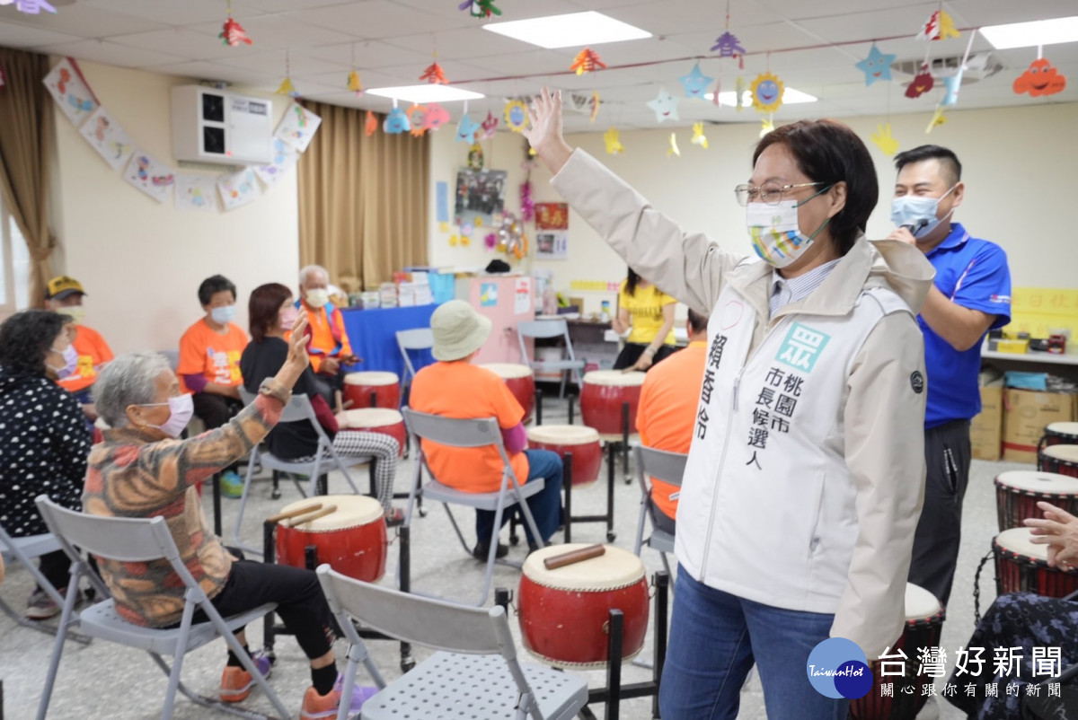台灣民眾黨桃園市長候選人賴香伶到福林里看長輩公費流感疫苗施打，並呼籲長輩們抽空來打。<br /><br />
<br /><br />
