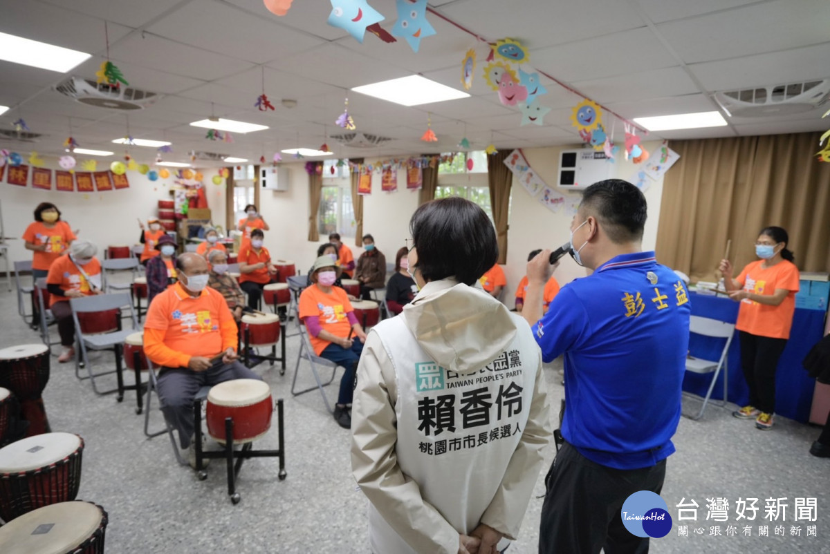 台灣民眾黨桃園市長候選人賴香伶到福林里看長輩公費流感疫苗施打，並呼籲長輩們抽空來打。<br /><br />
<br /><br />
