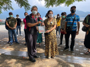 2022邊境解封泰國首發團日月潭體驗遊湖，日月潭國家風景區管理處盡地主之誼，特別前往碼頭歡迎，並致贈遮陽帽以及日月潭紅茶等伴手禮。