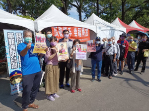 縣警局政風室利用茶博最後假日舉辦反貪反賄選宣導。（縣警局提供）