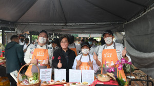 職業組冠軍由桃園友善食材取菜點隊奪得，其端出的旬見山海、山客紅藜油蔥飯及海客軟絲米線煲等3道料理，獲得評審青睞。