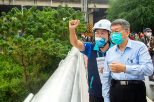 台北市長柯文哲（右）（圖／柯文哲Facebook）