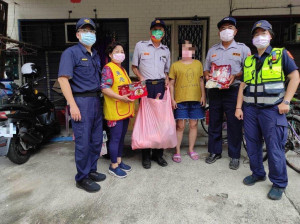 東港警聯手志工及民力　慰問送暖關懷弱勢