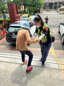 老婦外出迷途　細心女警協助平安返家