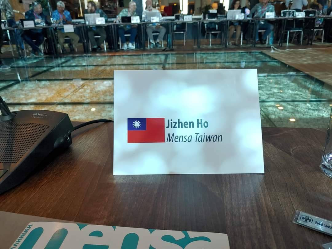 國際門薩年會中，台灣代表首度讓國旗飄揚在會場，並以「台灣」身份成為董事會一員。（圖／與會者提供）