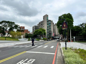 行人穿越警示系統完成照。(平鎮區1895乙未保台紀念公園(育達路))