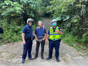 白河警分局關嶺派出所所長楊昆達、警員陳柏宇，順利尋獲登山迷路的七旬老翁，協助他平安脫困／警方提供