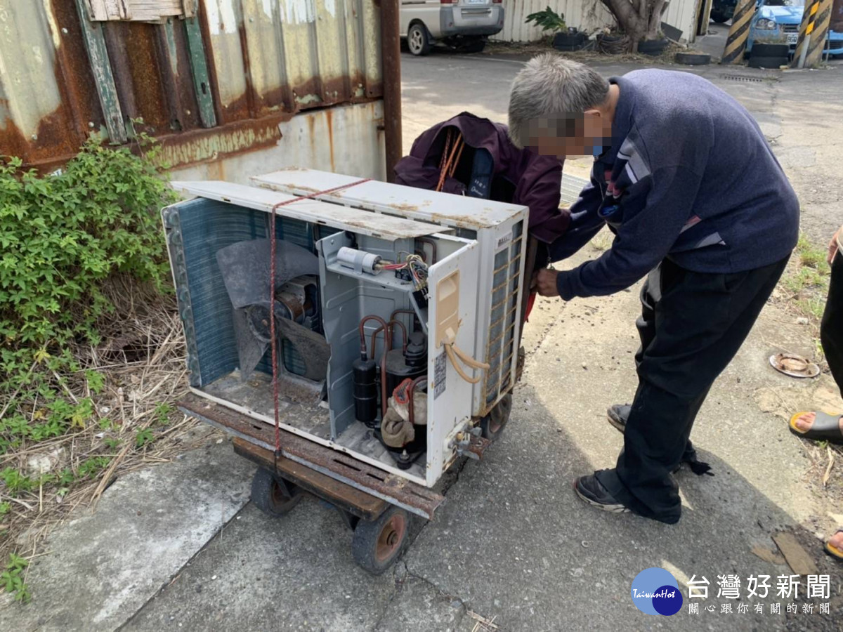 男子偷冷氣機路邊徘徊，變現途中遭巡警查獲。<br />
<br />
