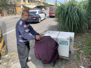 男子偷冷氣機路邊徘徊，變現途中遭巡警查獲。