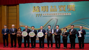 ▲高市地政局土地開發處榮獲廉政署111年透明晶質獎。