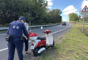 7旬老婦騎車誤上國道，龍潭暖警協查身分護送返家。