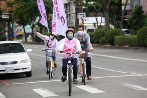 陳雅惠騎鐵馬拜票