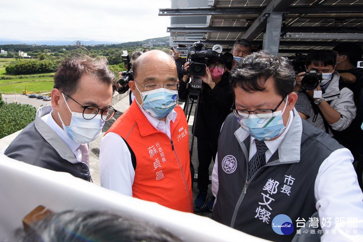 行政院長蘇貞昌視察龍潭科學園區，桃園市長鄭文燦、民進黨桃園市長候選人鄭運鵬到場陪同。